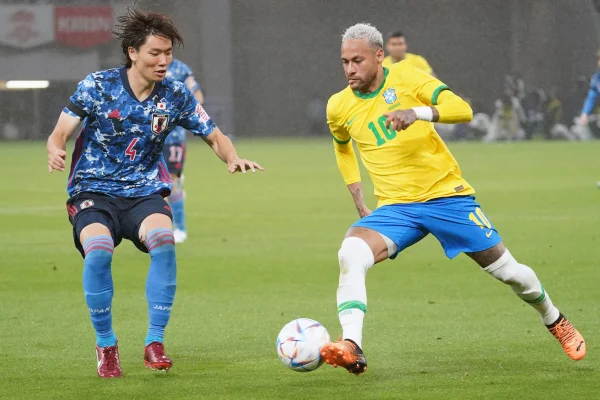 Foto colorida de Neymar, da Seleção Brasileira, contra o Japão - Metrópoles
