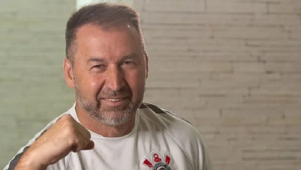 Fotografia de Augusto Melo com a camisa do Corinthians - Metrópoles