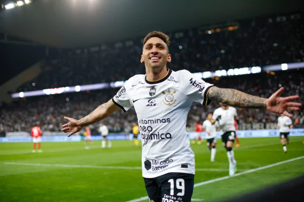 Corinthians sofre no fim, mas vence Bragantino e encerra jejum