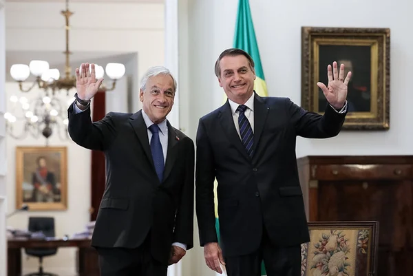 Foto colorida de Sebastián Piñera e Jair Bolsonaro - Metrópoles