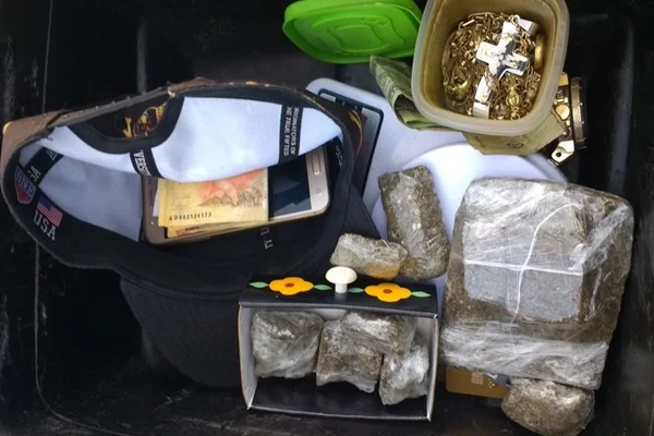 Polícia Militar prende traficantes por venda de drogas a estudantes