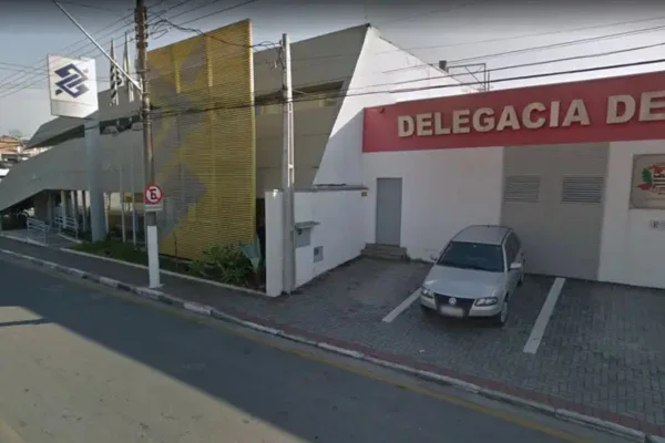 Foto colorida da Delegacia de Guararema, na Grande São Paulo.
