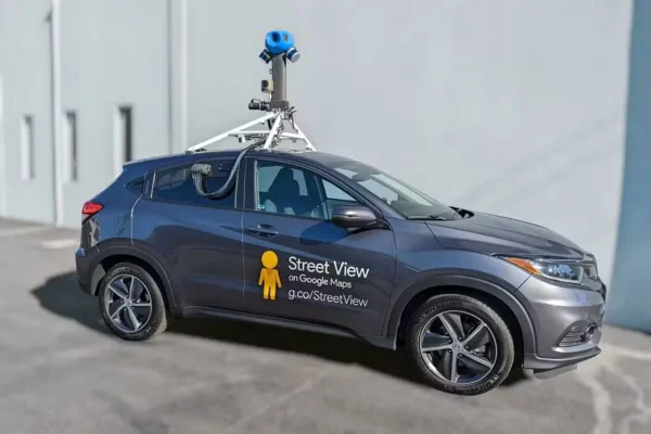 Imagem colorida de carro da Google - Metrópoles