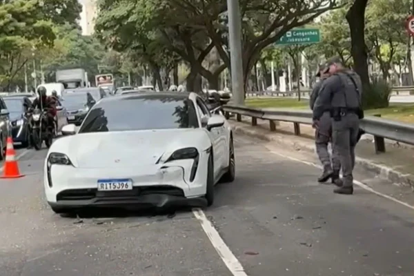 Ninguém ficou ferido no engavetamento, mas o condutor da Porsche acabou detido após apresentar sinais de embriaguez, segundo a PM - Metrópoles