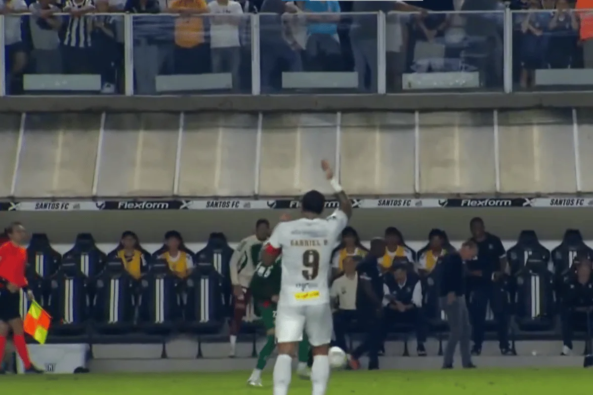 Gabigol e Cuca discutem no 1º tempo em jogo contra o Palmeiras — Santos