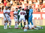 Ramon Abatti Abel, ouvindo reclamações de atletas do São Paulo.