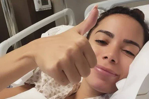 Foto colorida de Anitta no hospital