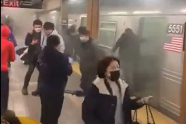 Imagens mostram momento da explosão em metrô de Nova York. Veja