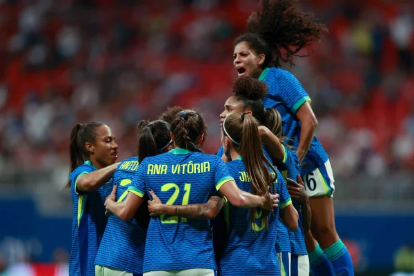 Imagem colorida de seleção brasileira feminino comemorando - Metrópoles