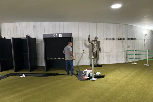 Foto colorida de cabines de votação instaladas no salão verde da Câmara dos Deputados - Metrópoles