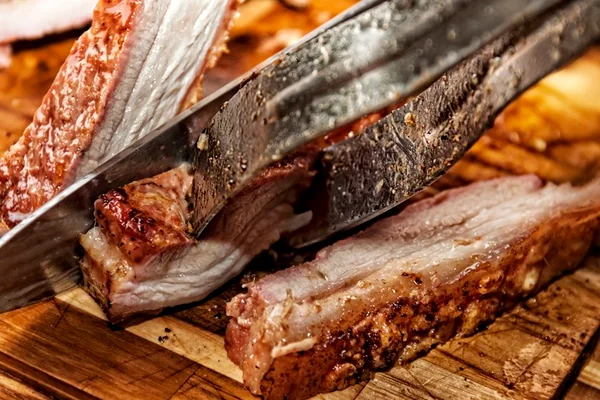 BSB Grill comemora aniversário com boi e porco no rolete