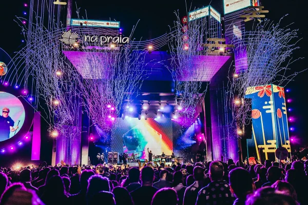 Foto colorida do palco do Na Praia - Metrópoles