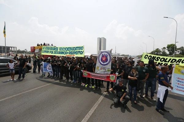 Agentes socioeducativos fazem manifestação em frente ao Congresso
