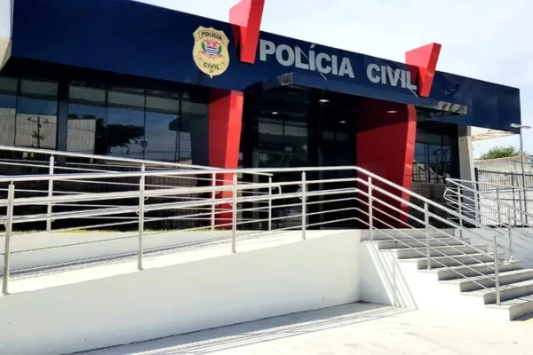 Imagem colorida de delegacia da Polícia Civil em Votorantim