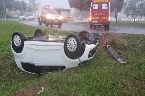 Sob chuva, condutor perde controle da direção e carro capota no DF
