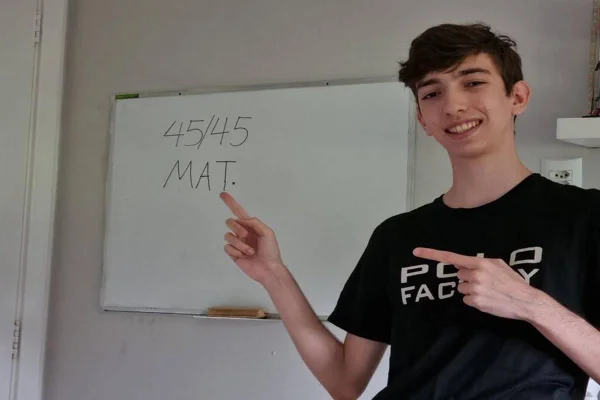 Adolescente de camisa preta