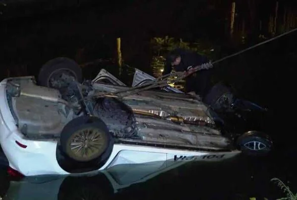 Viatura da PM cai em canal durante perseguição a criminosos, no Rio