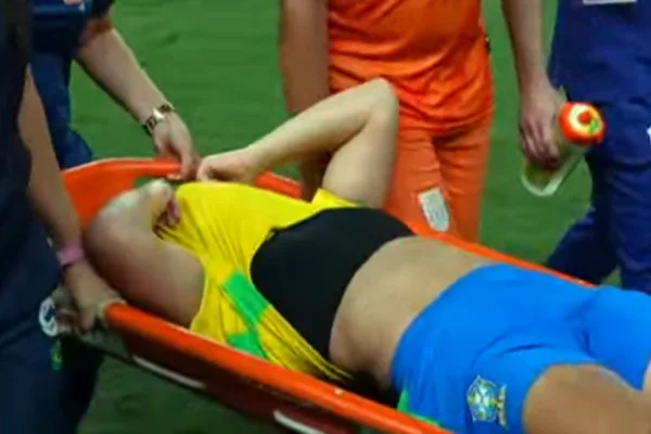 A atacante Dudinha precisou ser retirada de maca durante amistoso com os Estados Unidos nesta terça-feira (9/6)