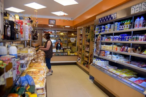 O local também vende no varejo e no atacado O local também vende no varejo e no atacado