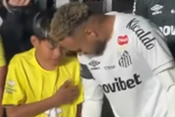 Imagem colorida mostra interação de Neymar com criança antes de jogo do Santos - Metrópoles