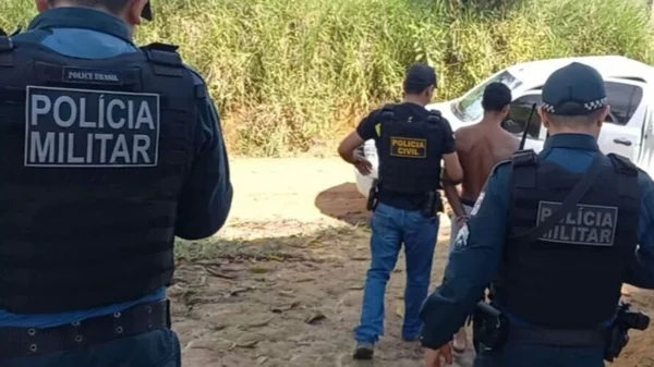Momento em que suspeito de abusar sexualmente de três primas é preso pela Polícia Militar no Pará, em meio a um matagal - Metrópoles
