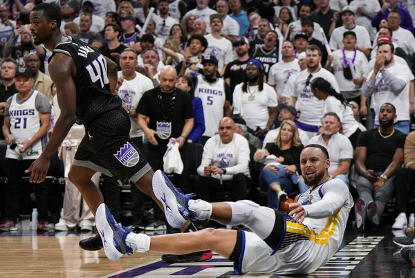Kings superam os Warriors e vencem 1º jogo de playoffs em 17 anos
