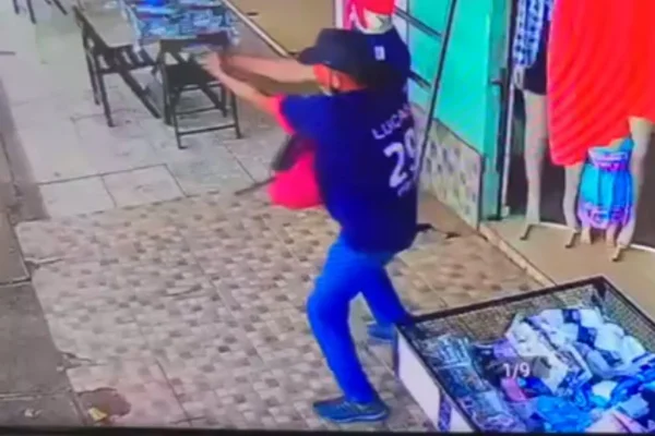 Vídeo: suspeito assalta loja e atira em direção a crianças no Entorno