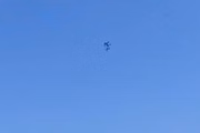 Aviões da Esquadrilha da Fumaça voando. Dois aviões colidiram e um deles caiu
