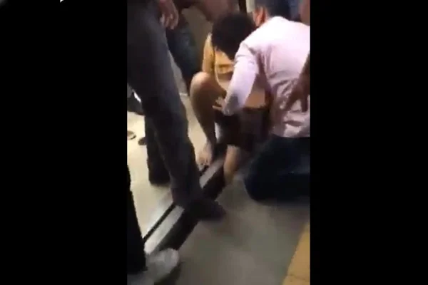 Vídeo: passageiro fica com perna presa em vão do metrô de Salvador