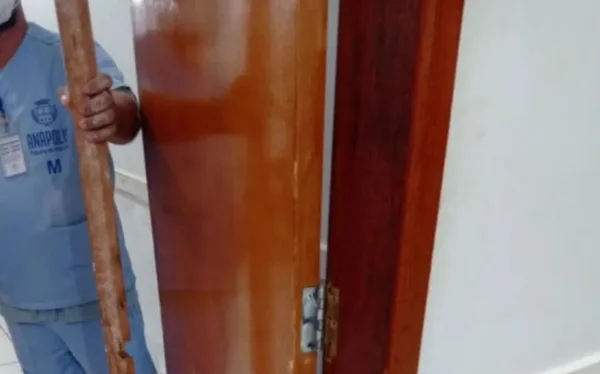 Homem quebra porta de Upa em Anápolis, Goiás