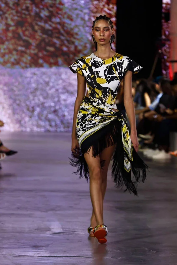 Mikaela Gomes, veterana do Metrópoles Catwalk, brilha no 3º dia de desfiles - destaque galeria
