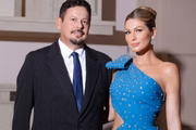 Lívia Andrade e Marcos Araújo posam durante evento