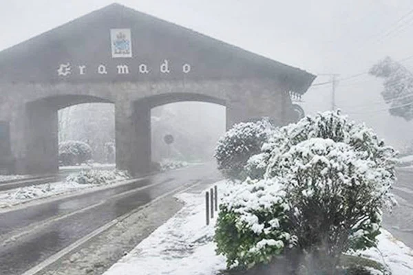 Gramado (RS) amanhece com neve neste domingo (17/7)