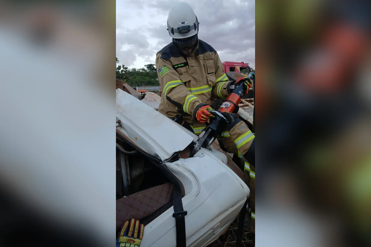 Devido à posição em que o caminhão ficou, foi necessário o apoio de uma máquina pá carregadeira, disponibilizada por um proprietário rural da região Devido à posição em que o caminhão ficou, foi necessário o apoio de uma máquina pá carregadeira, disponibilizada por um proprietário rural da região