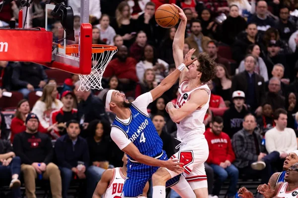 Jogador do Chicago Bulls dá enterrada e choca torcedores da NBA; veja