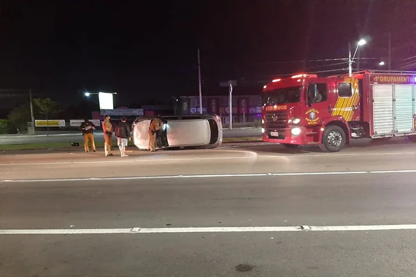 Motorista tenta atropelar policiais e se envolve em acidente em Curitiba