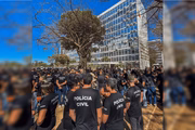 Os policiais civis se reuniram em frente ao Ministério da Gestão e Inovação