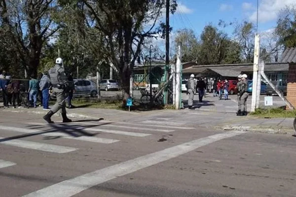 Homem invade escola e ataca alunos com machado no Rio Grande do Sul