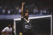 Sócrates foi um dos nomes por trás da Democracia Corinthiana Sócrates foi um dos nomes por trás da Democracia Corinthiana