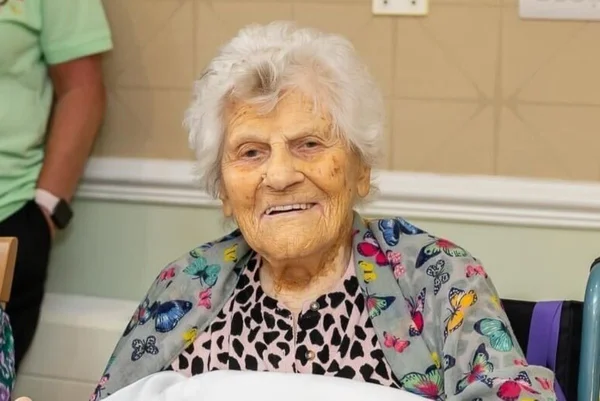Imagem colorida de Ethel Caterham, pessoa mais velha do mundo após morte de freira brasileira - Metrópoles