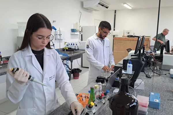 Imagem colorida mostra pesquisadores envolvidos na criação de canudo para detectar metanol em bebidas - Metrópoles