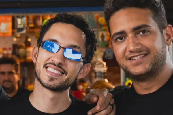 Grelo e Juliano, da dupla com Henrique, vão de penetra em formatura - Metrópoles