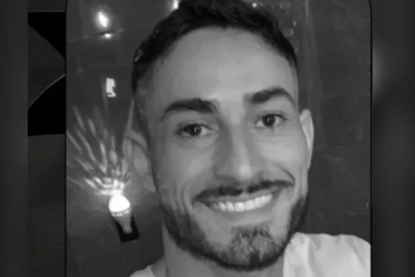 Imagens coloridas mostram nota de pesar sobre morte de eletricista, com foto do rosto do jovem, de cabelos curtos e barba