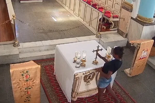 Imagem colorida de câmera de segurança que mostra mulher furtando crucifixo de igreja de Niterói, Rio de Janeiro (RJ)