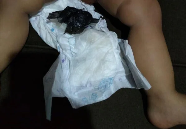 Casal escondia drogas dentro da fralda da filha para disfarçar