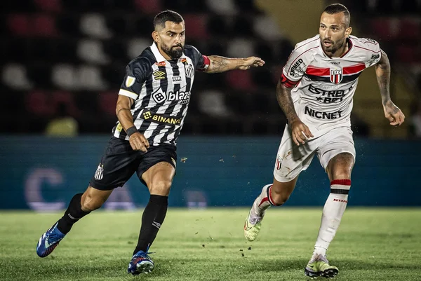 Imagem colorida dos jogadores de Santos e Botafogo-SP - Metrópoles