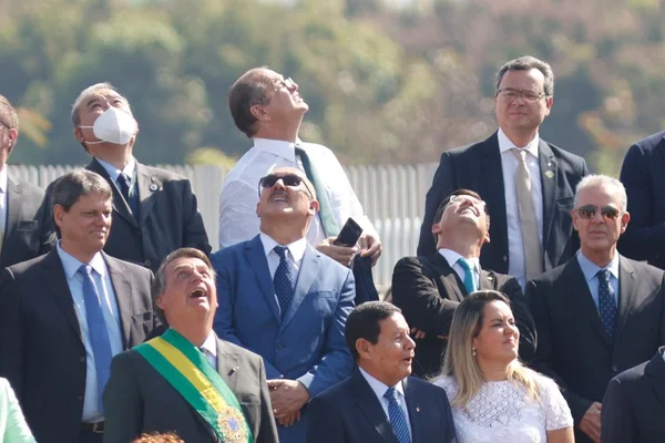 Bolsonaro no 1º discurso do dia: “Não admito que outras pessoas joguem fora das quatro linhas”