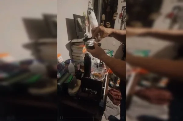 policiais apreendendo drogas em apartamento