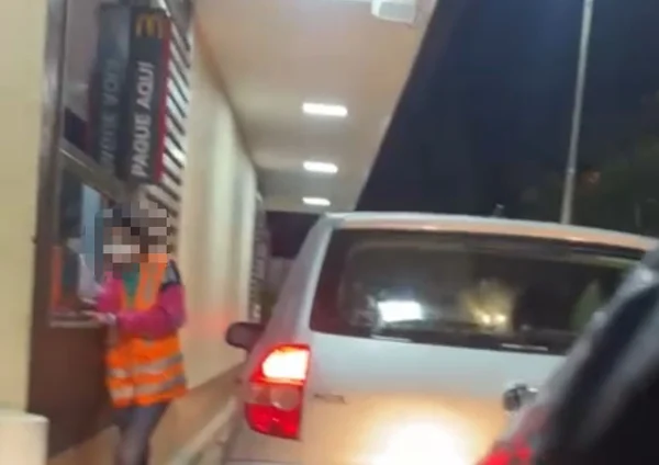 atendente do McDonalds é humilhada por cliente
