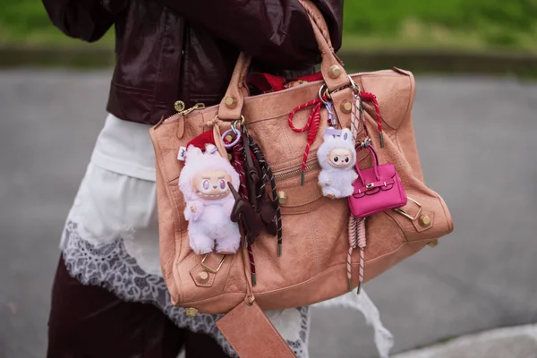 foto com cor. bolsa com labubus pendurados - metrópoles
